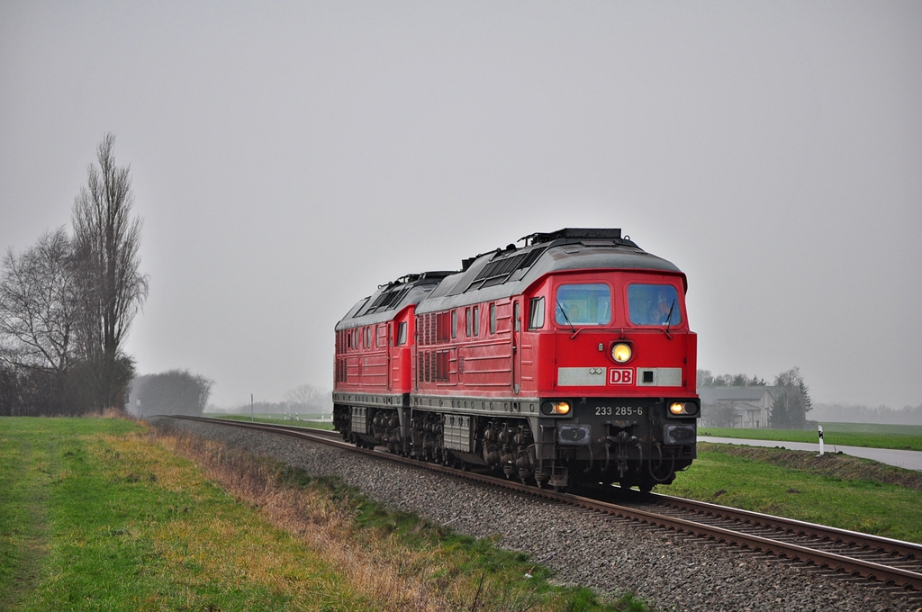 Leider fiel der Kalizug 60763 mal wieder aus.Somit fuhren die planmäßigen Zugloks 233 285 und 232 571 allein von Wismar nach Rostock.Hier in Gross Schwass am 11.12.2013. 