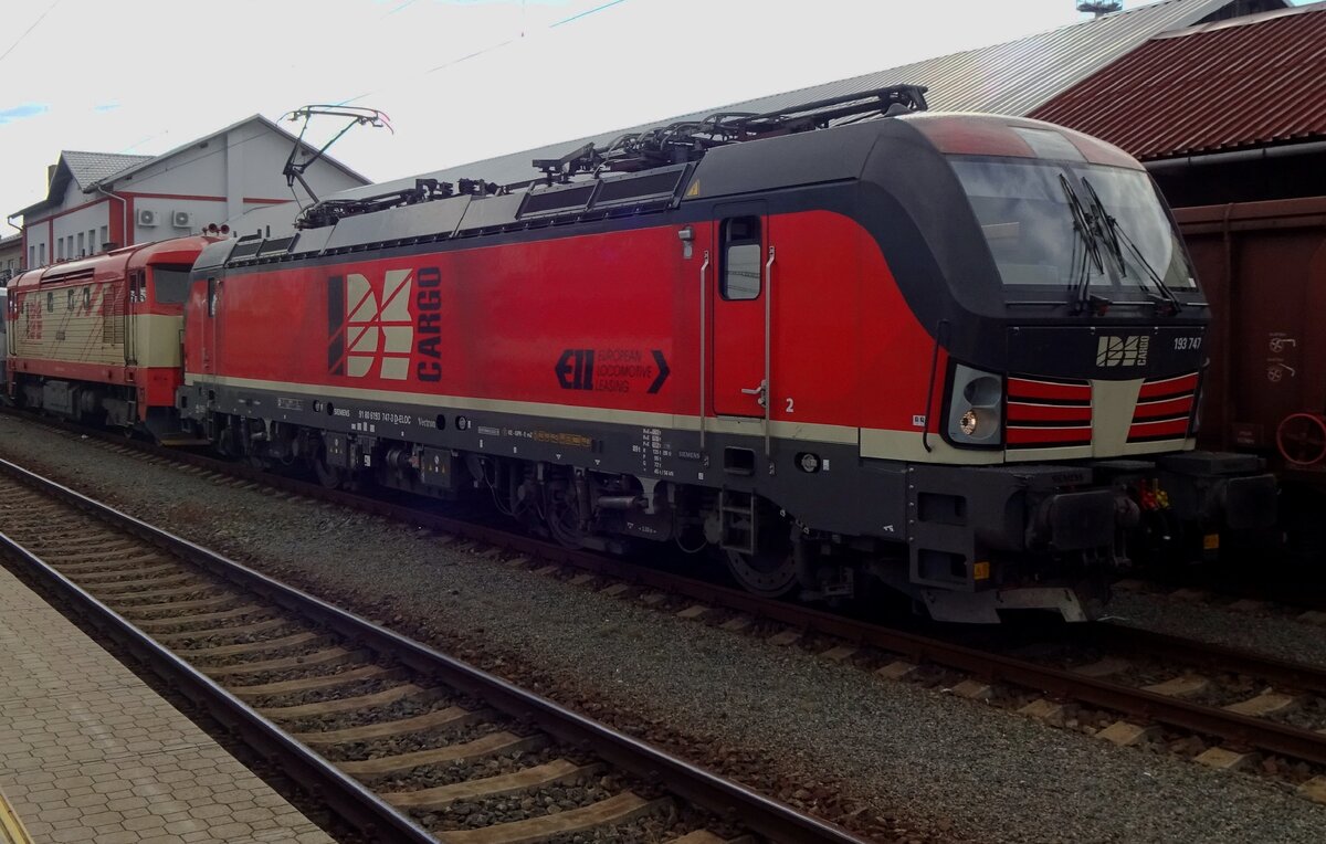 Leider ins Gegenlicht: IDS 193 747 steht am 26 Augustus 2021 in Breclav.