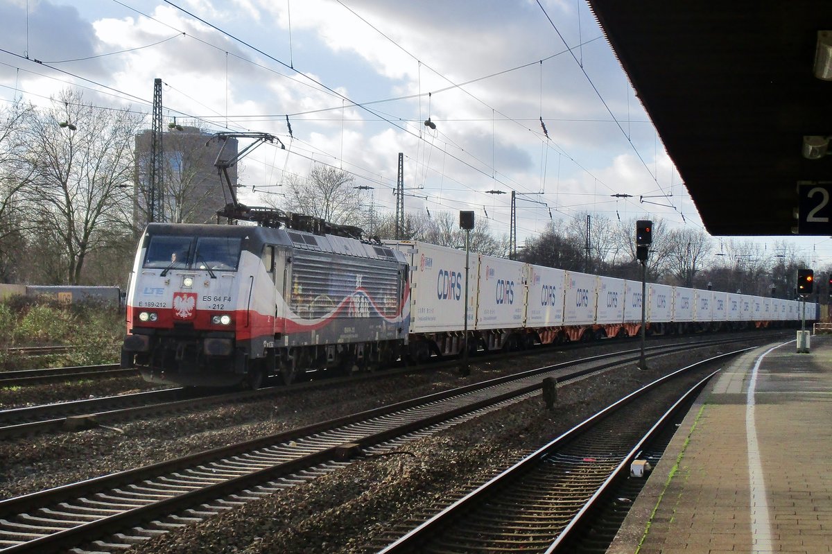 Leider ins Gegenlicht: LTE 189 212 durchfahrt am 28 Dezember 2017 Oberhausen Osterfeld Süd. Die Flaggen stammen noch aus 2013, wann ERS Railways ein KLV-Pendelzug Rotterdam Kijfhoek<=>Poznan Franowo (der famöser Poznan-Shuttle) noch in eigener Betrieb führ bis die ERS-Pleite in April 2016. LTE übernam u.A. dieser Leistung und die  Poznanloks  189 212 und 213.  