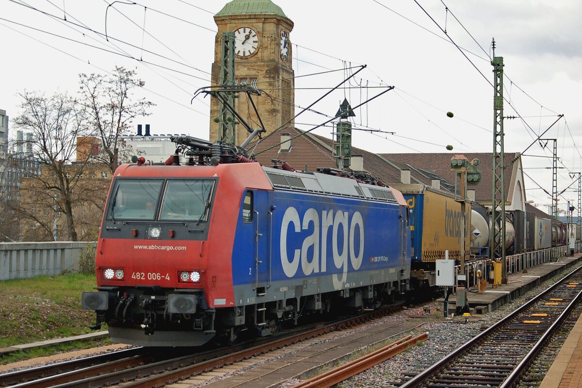 Leider ins Gegenlicht passiert SBBCI 482 006 samt KLV Basel badischer Bahnhof am 29 Juni 2013.