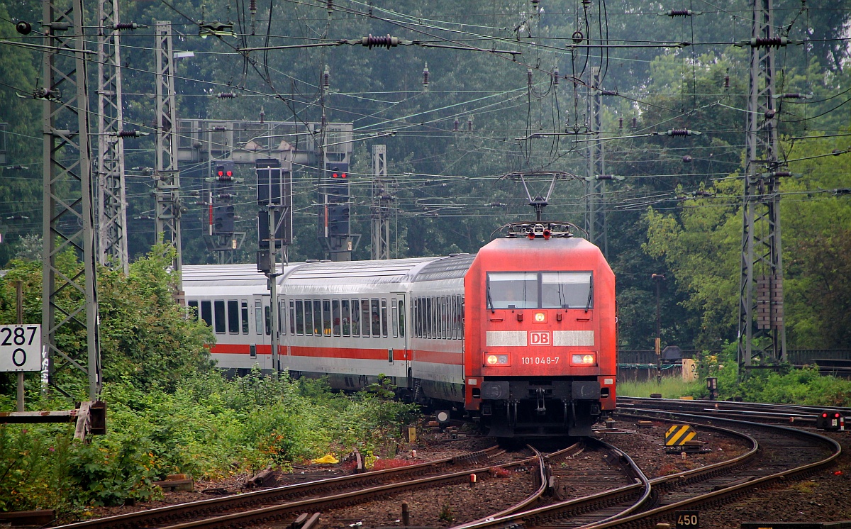 Leider kein ÖBB Stier...DB 101 048-7 hat hier mit dem IC 2083 Königssee nach Berchtesgaden Einfahrt in den Hamburger Hauptbahnhof. 28.06.14