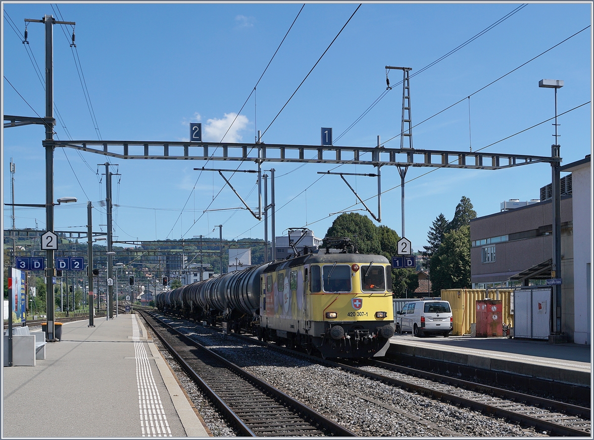 Leider mehr ein  Sichtungsbild  als ein sorgfältig gestaltetes Foto, denn als ich sah was da kommt war es zu spät, den Bahnsteig zu wechseln, wo ich dann ohnehin auf der  falschen  Seite gestanden hätte. Ich habe aber trotzdem abgedrückt und zeige hier die Werbe Re 4/4 II 11307 (Re 420 307-1) mit einem Kesselwagenzug bei der Durchfahrt in Yverdon.

3. Sept. 2020