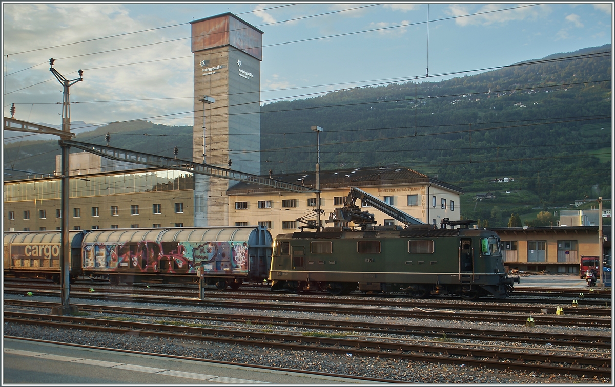 Leider nur durchs Fenster, versprayt und abgeschnitten - aber GRÜN! Jedenfalls die Re 4/4 II 11364 in Sion.
7. August 2015