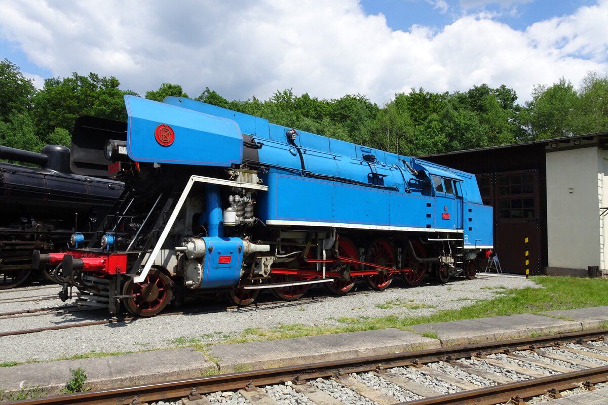 Leider passiv wegen Kesselfristablauf steht 477 043 ins Eisenbahnmuseum von Luzna u Rakovnika am 12 Juni 2022.