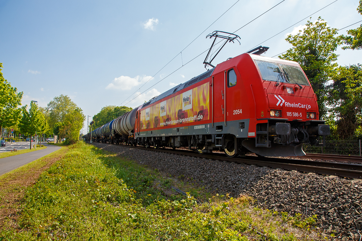 
Leider von der Schattenseite.....
Die RheinCargo 2054 bzw. 185 586-5 (91 80 6185 586-5 D-RHC)  Heizprofi , ex HGK 185 586-5, fährt am 30.04.2019 mit einem Kesselwagenzug durch Bonn-Gronau (nähe dem Bf Bonn UN Campus) in Richtung Köln.