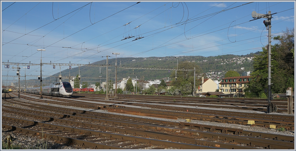 Leider stand der TGV Lyria 4411 etwas sehr weit entfernt, um ihn im Rangierbahnhof von Biel zwischen zwei Semaphor-Ausfahrsignalen zu fotografieren. 

24. April 2019