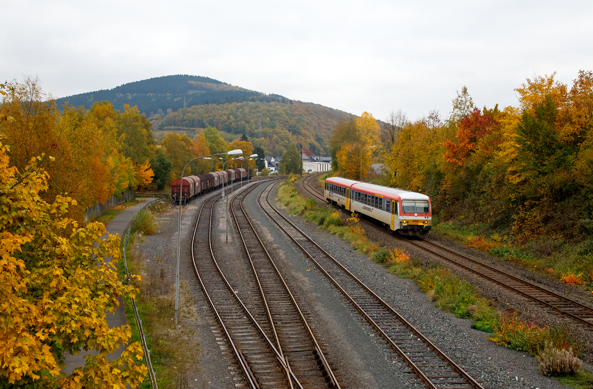 
Leider will die Sonne heute nicht zum Vorschein kommen...
Der Dieseltriebzug 928 677-4 / 628 677-7 der Westerwaldbahn (WEBA) fährt am 24.10.2015, als RB 96  Hellertalbahn  die Verbindung Neunkirchen-Herdorf-Betzdorf/Sieg, hier kurz vor dem Bahnhof Herdorf