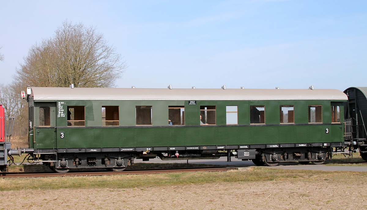 Leihgabe der Bentheimer Eisenbahn (BE 202) an den Grafschafter Modell-Eisenbahn Club, ein vierachsiger Personenwagen der Gattung BC4i gebaut 1928 in Wismar, Baunummer 19213, registriert unter 75 80 3829 002-2 eingereiht in den Sonderzug anlässlich der Abschiedsfahrt der D 24 der BE, aufgenommen auf dem Ölgleis Richtung Osterwald.