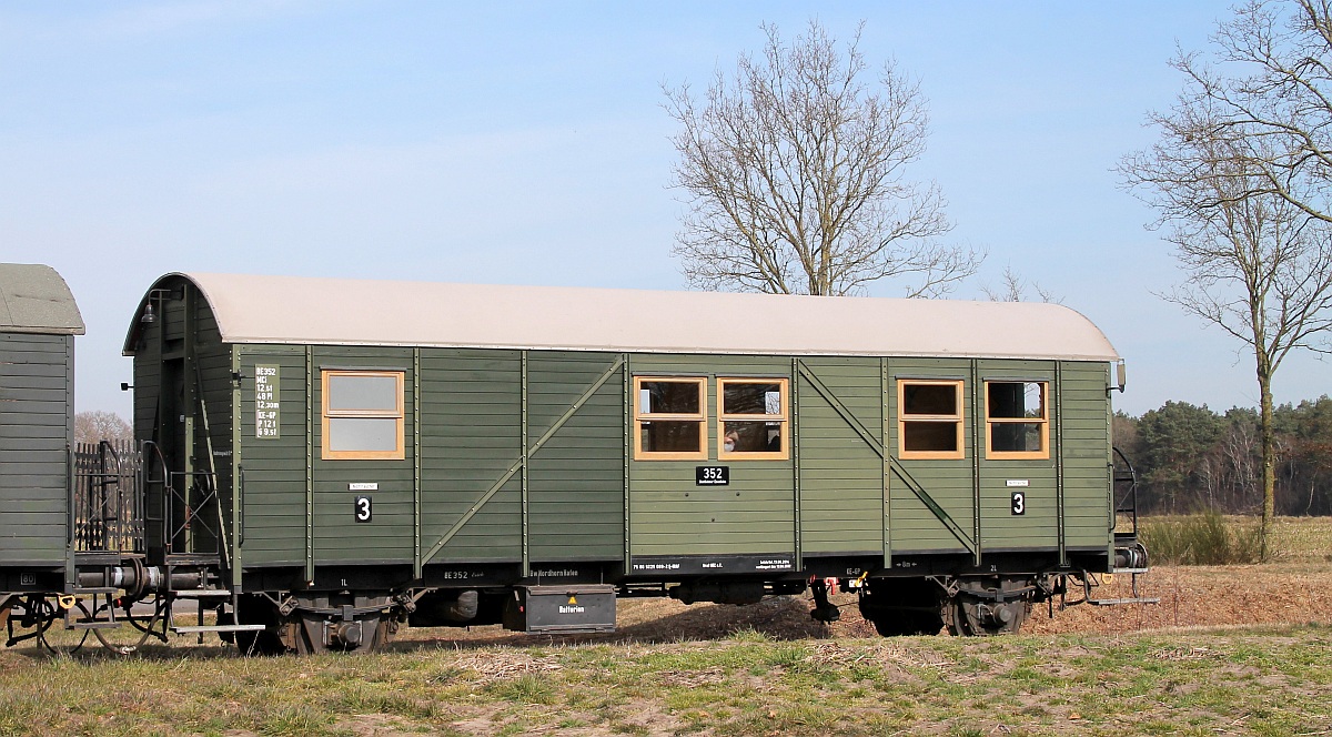 Leihgabe der Bentheimer Eisenbahn (BE 352) an den Grafschafter Modell-Eisenbahn Club, ein ex Pwi Baujahr 1943 registriert unter 75 80 9229 089-2 eingereiht in den Sonderzug anlsslich der Abschiedsfahrt der D 24 der BE, aufgenommen auf dem lgleis Richtung Osterwald