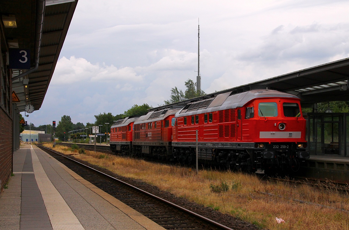 Leise brummen kam der T 47460(Maschen-Niebüll-Esbjerg/DK) durch Husum gefahren, er bestand aus der glänzenden 232 259-2(REV/BCS X/30.04.14)der weniger gut aussehenden 232 469-7(REV/BCS X/22.12.06, Verl/WRS 9/06.11.14) und der wiederum glänzenden 232 703-9(REV/BCS X/19.10.06, Verl/NNR 9/18.10.14). Husum 13.07.2014