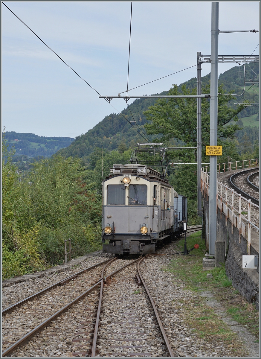 Les chemins de fer disparus - Die verschwundenen Bahnen (LLB 1915 - 1967) Der Leuk Leukerbad Bahn Triebwagen mit der Anschrift ABDeh 2/4 N° 10 erreicht mit seinem Museumszug N° 1009 von Blonay kommend den Bahnhof von Chamby.

13. September 2025