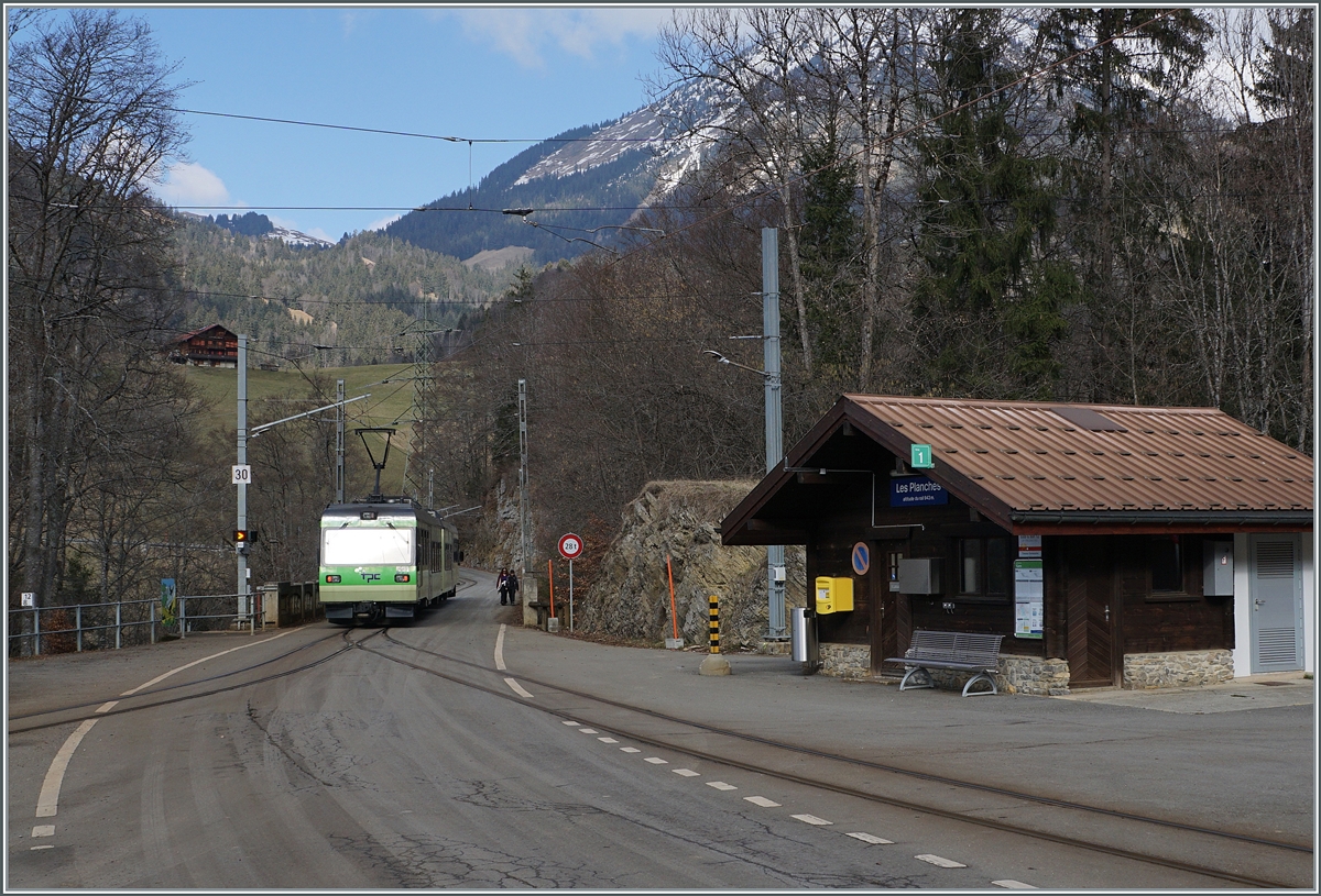 Les Planchens (Aigle): Von  hier geht es wie im Bildz zusehen jeweils in Richtung Le Sépey, wo der Zug wendet und dann links nach Aigle oder rechts nach Les Diablerets weiterfahrt.

17. Feb. 2024