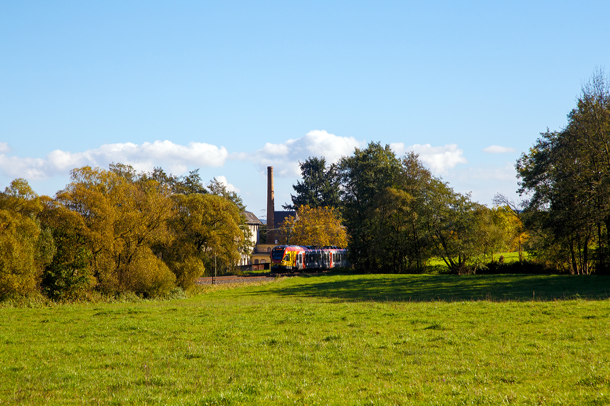 
Licht und Schatten im goldenen Oktober.... 
Ein fünfteiliger FLIRT der HLB (Hessischen Landesbahn), als RE 99 (Main-Sieg-Express) Gießen - Siegen (Umlauf RE 24962), passiert am 14.10.2017 die Marxmühle in Katzenfurt.