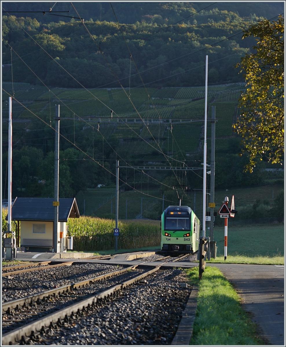 Licht- und Schattenspiel: aus dem schon sonnigen Rohnetal in Villy angekommen, verlässt  der TPC Beh 2/6 543  La Cathedral  nach dem kurzen Halt den Bahnhof, der noch etwas im Schatten der hohen Berge liegt.

11. Oktober 2021