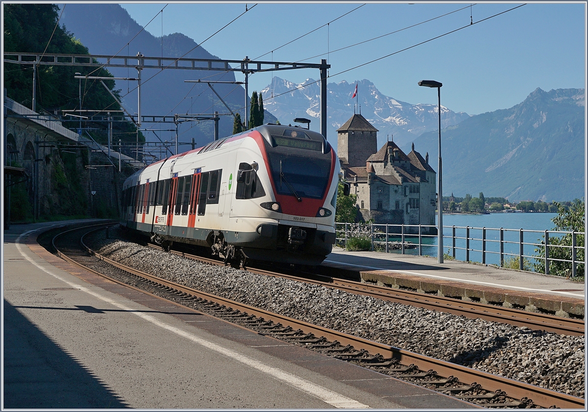 Licht- und Schattenspiel beim Château de Chillon mit dem SBB RABe 523 017. 

23. Juni 2018