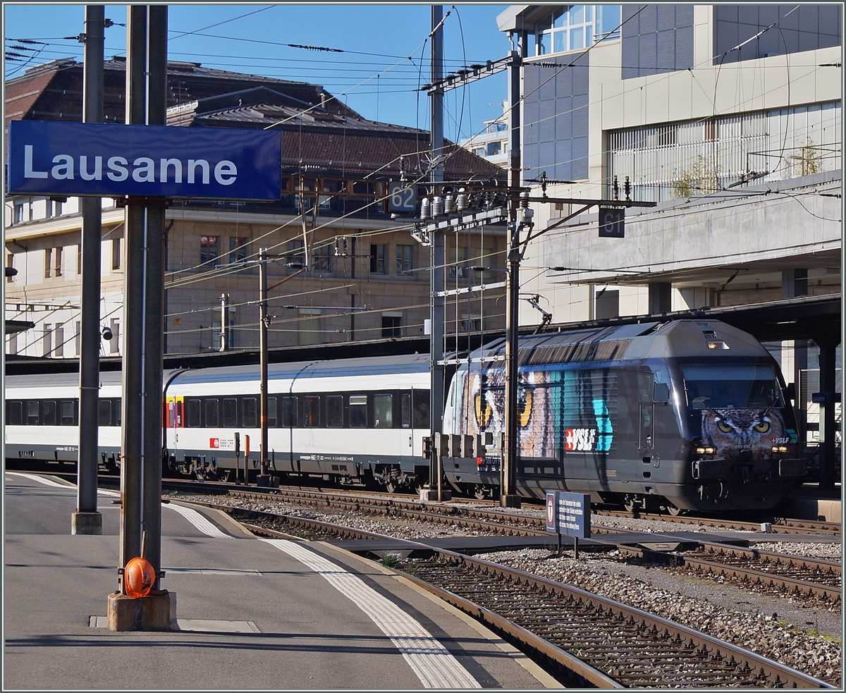 Lieder nicht ideall konnte ich die SBB Re 460 105-0 fotogarafieren, da anschliessend bei der Abfahrt des Zuges mir ein Flirt das Bild zufuhr.
Lausanne, den 24. Feb. 2014