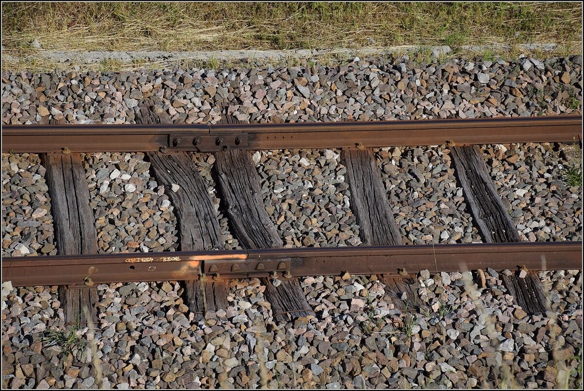 Ligne des Horlogers.

Ab Gilley wird wieder auf alten Gleisen gefahren, mit Schienenstössen und uralten Holzschwellen. Juni 2022.