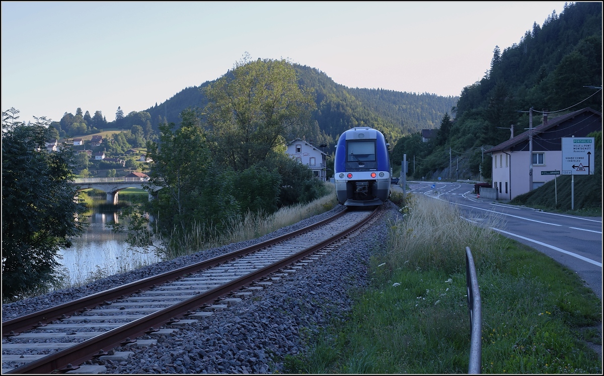 Ligne des Horlogers.

Der nach langer Vollsperrung mittlerweile sauber wiederhergestellte Streckenteil entlang des Doubs. Hier mit Zug X 76667/68, aber schon im Schatten. Pont de Roche, Juni 2022.