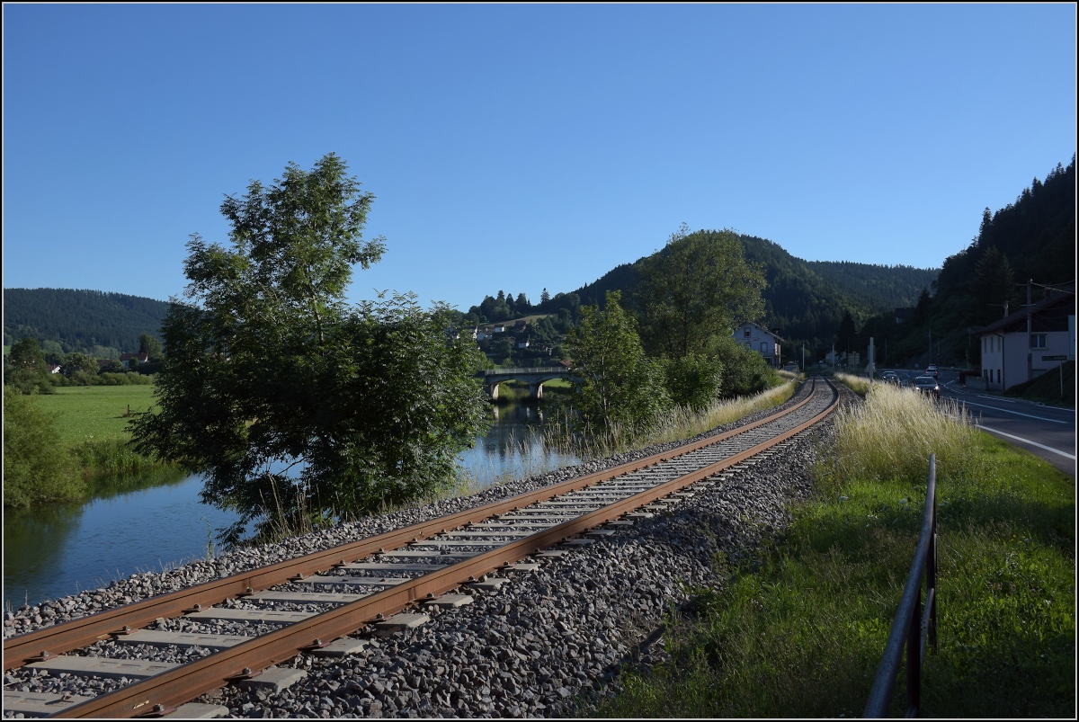 Ligne des Horlogers.

Der nach langer Vollsperrung mittlerweile sauber wiederhergestellte Streckenteil entlang des Doubs. Pont de Roche, Juni 2022.