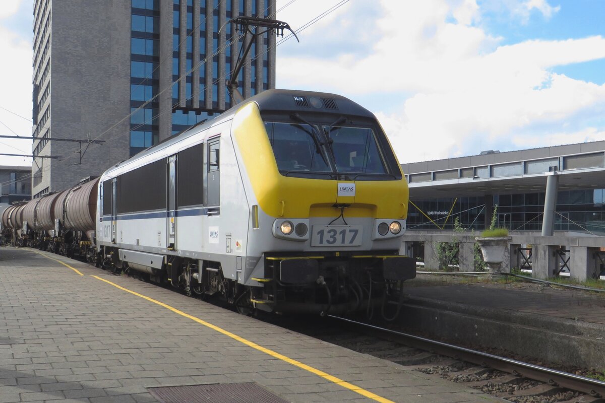 Lineas 1317 zieht ein Ölzug durch Gent Sint-Pieters am 5 Mai 2023.