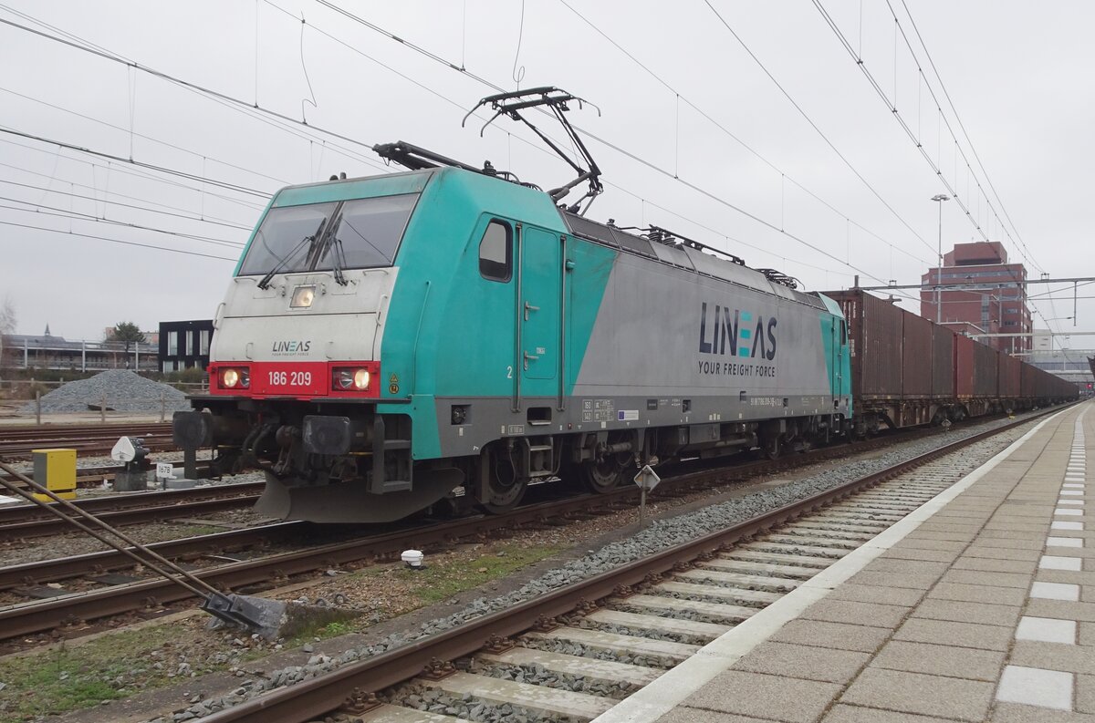 Lineas 186 209 -mit harminiierende Farben zwischen der Firmenlogo und die Alpha Trains Farben- steht am 17 Februar 2023 mit der Volvo-Zug in Amersfoort.