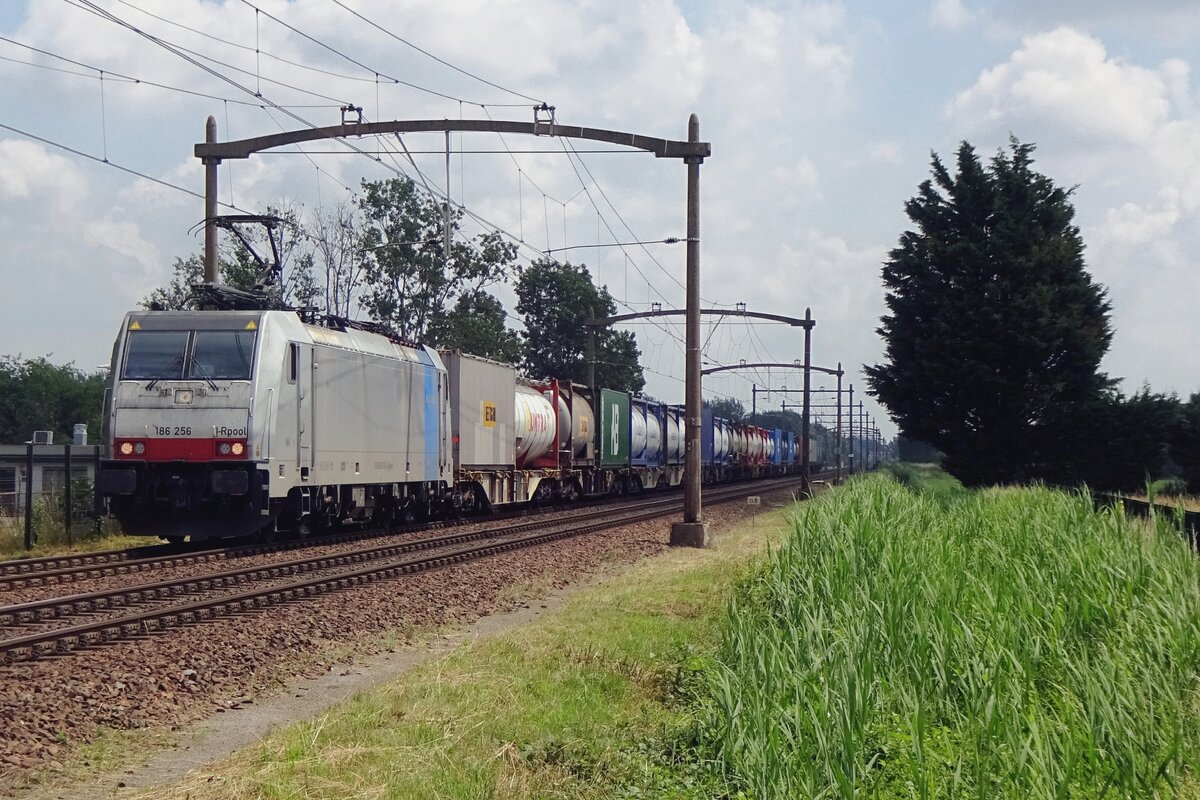 Lineas 186 256 schleppt der Combinant-KLV durch Hulten am 9 Juli 2021.