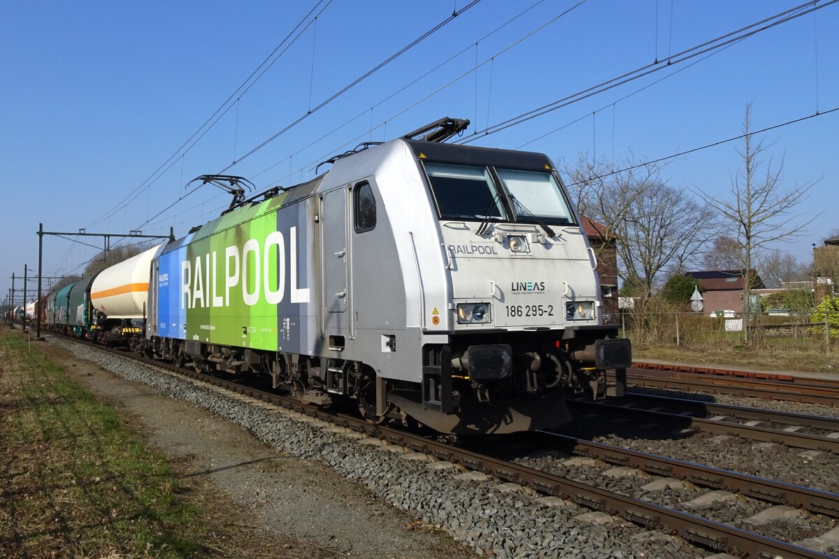 Lineas 186 295 schleppt ein kurzer Mischer durch Blerick am 5 März 2022.