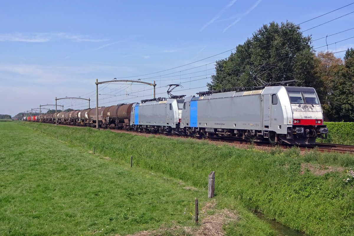 Lineas 186 445 schleppt ein Schwesterlok und ein Mischguterzug durch Hulten am 23 Augustus 2019. 