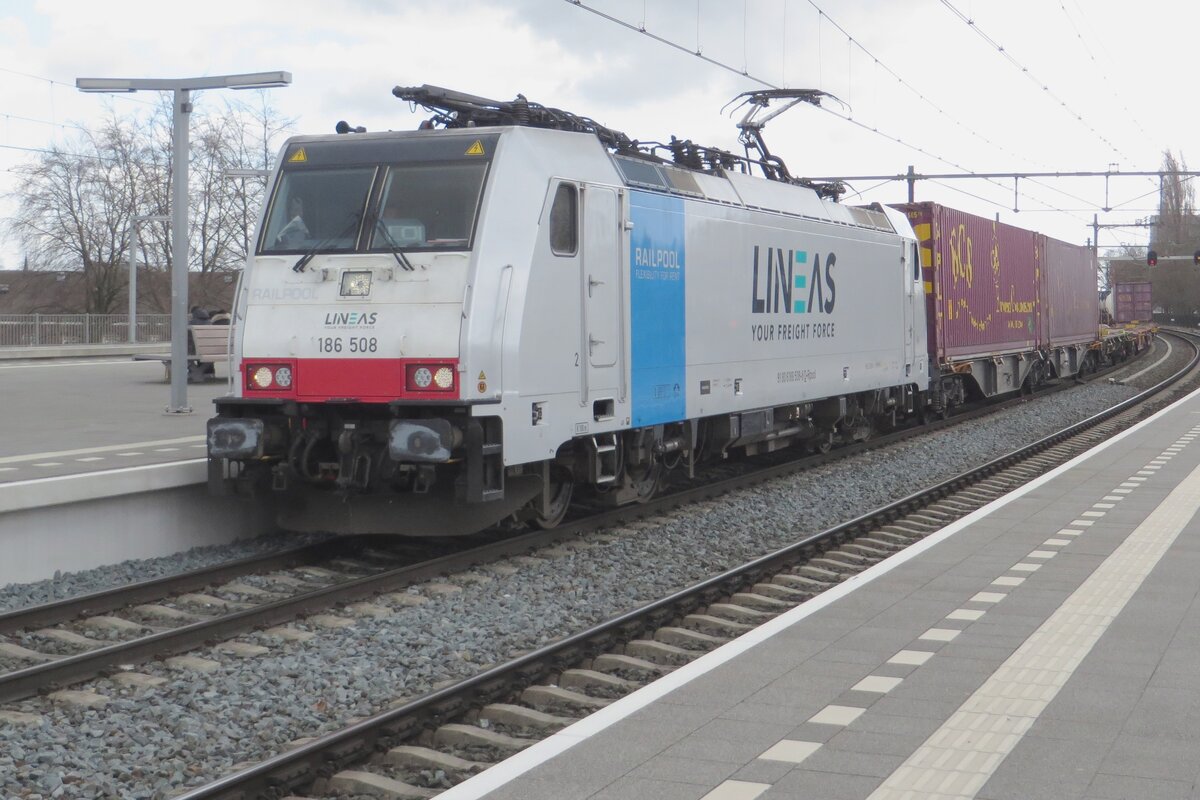 Lineas 186 508 durchfahrt samt KLV Blerick am 30 März 2023.