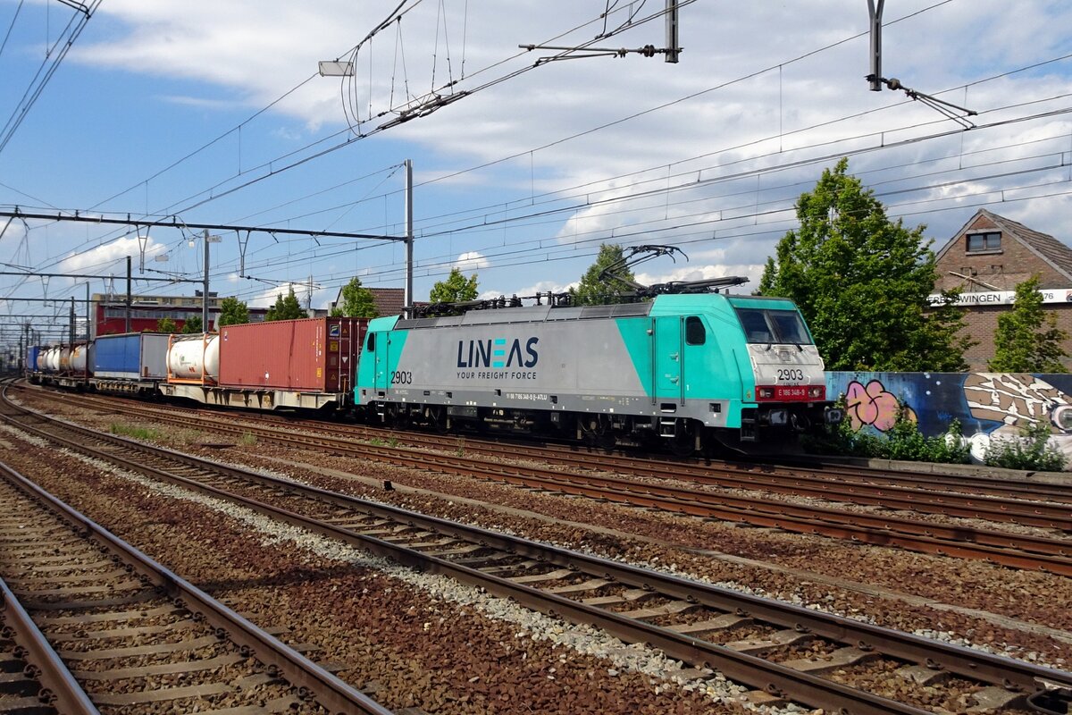 Lineas 2903 zieht ein KLV durch Antwerpen-Berchem am 14 Juli 2022.