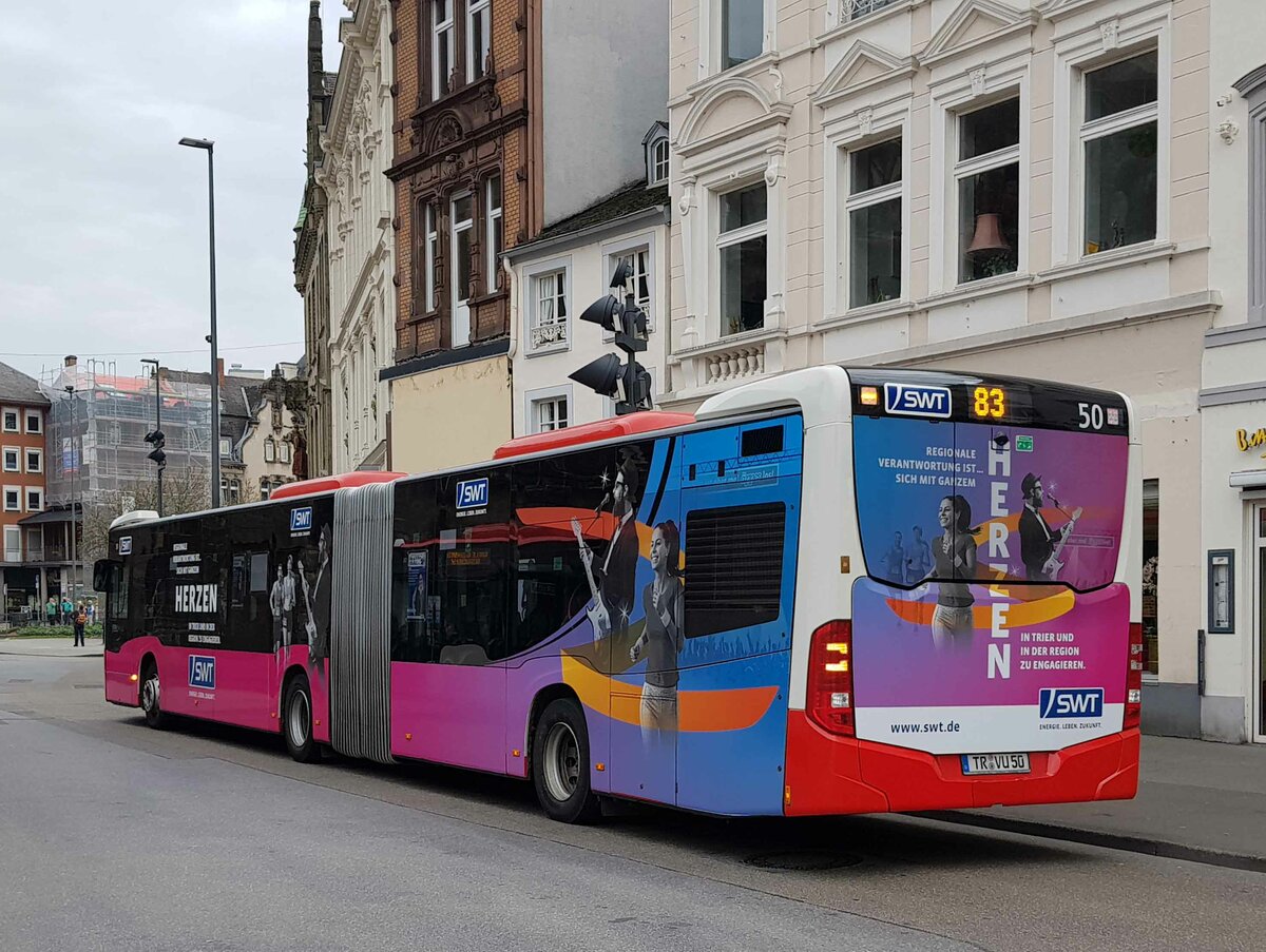 Linienbus der StadtWerkeTrier steht an der Haltestelle nahe der Porta Nigra