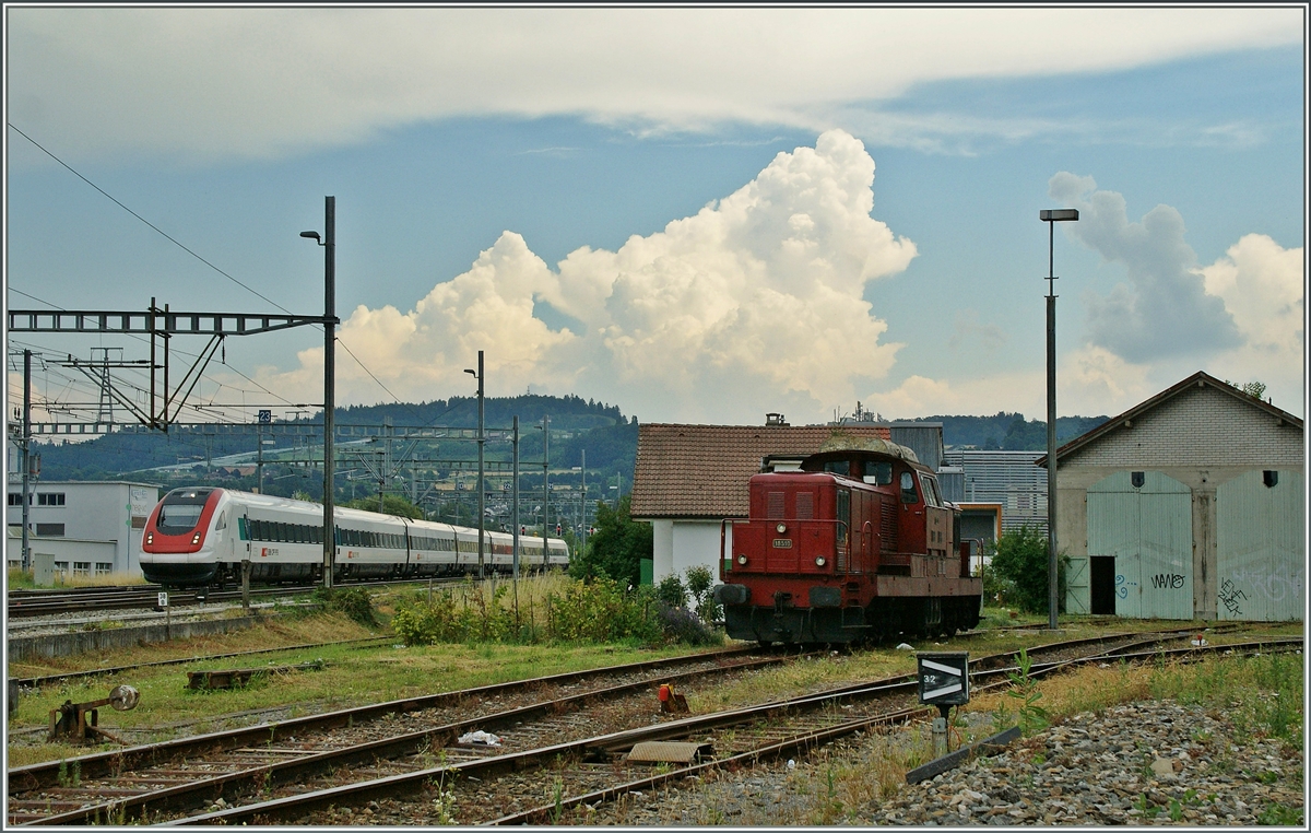 Links ein ICN auf dem Weg Richtung Biel/Bienne und rechts wartet die Bm 6/6 auf neue Arbeit.23. Juli 2013