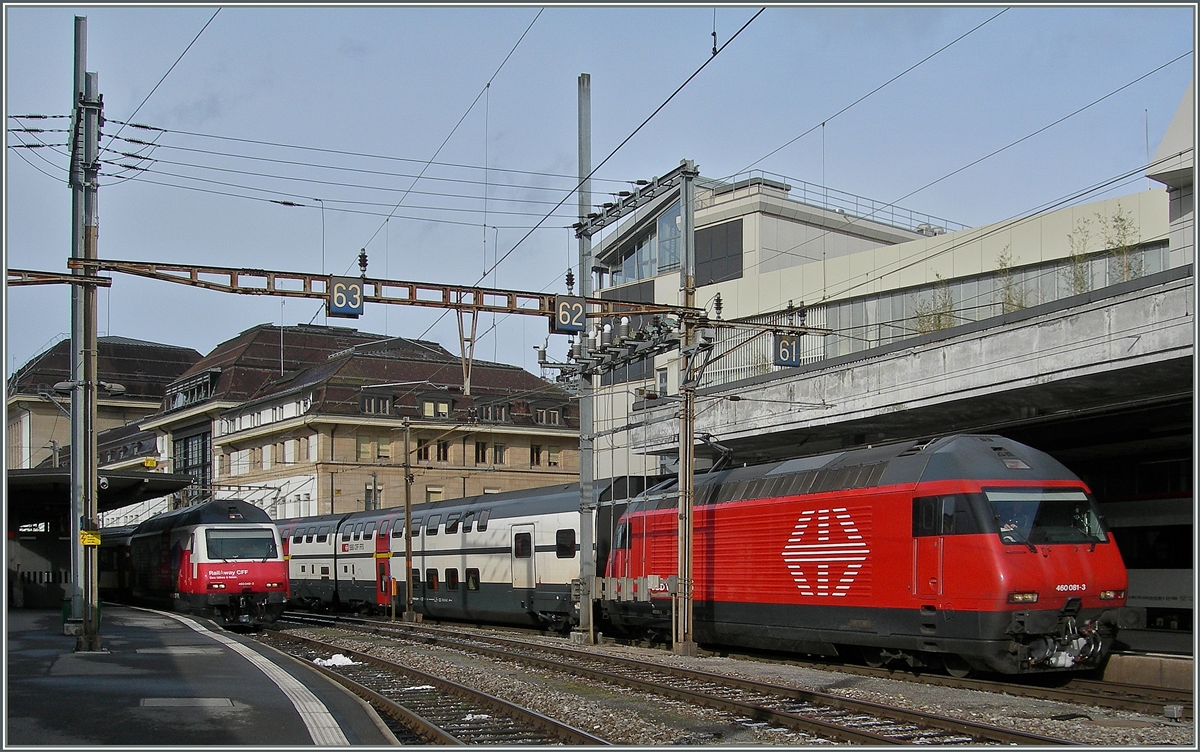 Links, im Hintergrund die SBB Re 460 048-2 mit einem IR nach Birg und rechts im Bild die SBB Re 460 081-3 mit einem IC nach St.Gallen in Lausanne.
31. Jan. 2015 