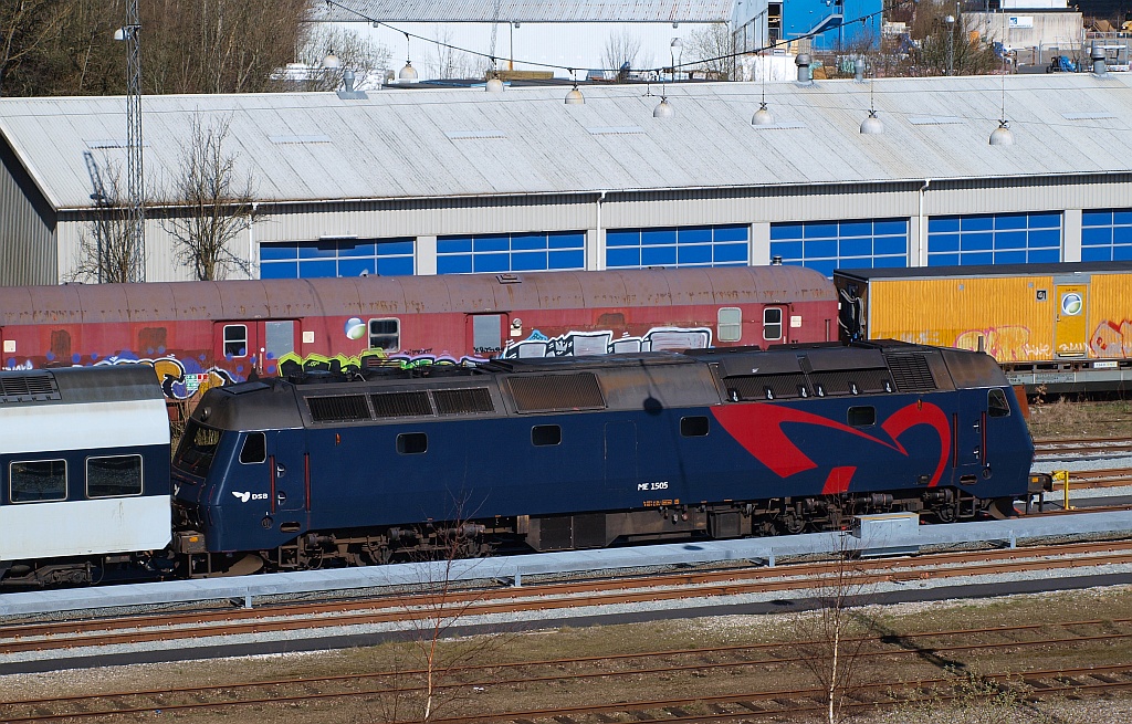 Litra ME 1505 steht hier mit einem IC(besteht aus in Deutschland angemieteten Dostos-Wagen)abgestellt in Aarhus. 10.04.2010