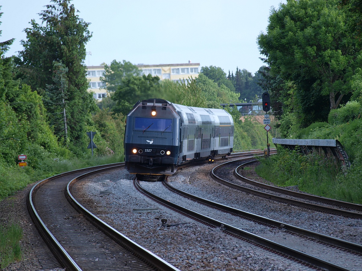 Litra ME 1527 mit einem Ersatz-IC aus Kopenhagen kommend aufgenommen in Aarhus/Viby. 12.05.2011