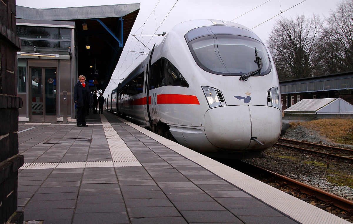 Live View Aufnahme aus der Hüfte....DSB ICE-(T)D 0605 020 als ICE 381 nach Berlin Ostbahnhof wenige Sekunden vor seiner Abfahrt in Flensburg. 21.02.2014