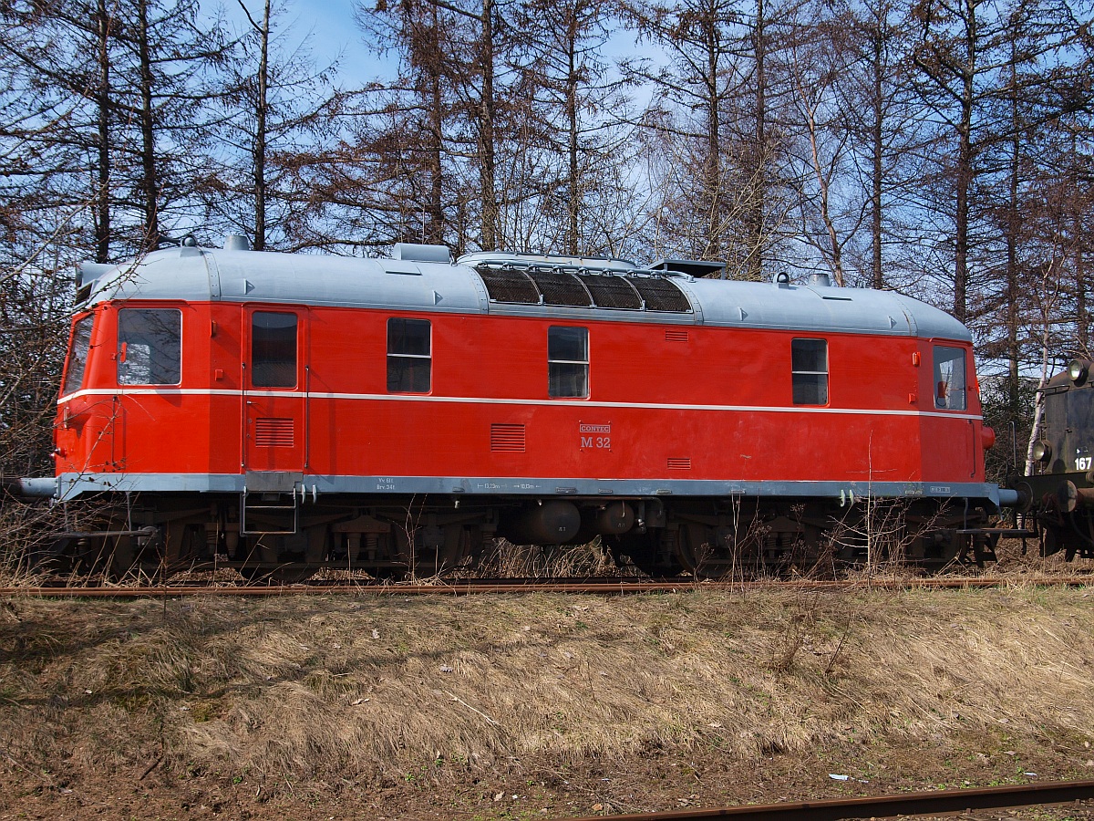 LJ M 32  Marcipanbrød  gebaut 1952 bei Frichs in Aarhus, ausgestattet mit zwei 3-Zylindermotoren mit zusammen 750 PS,BauNr.470,A1A-A1A,69t ist seit 1971 in orange lackiert und wurde 2008 an Contec verkauft. Fotografentag in Padborg 02.04.2010