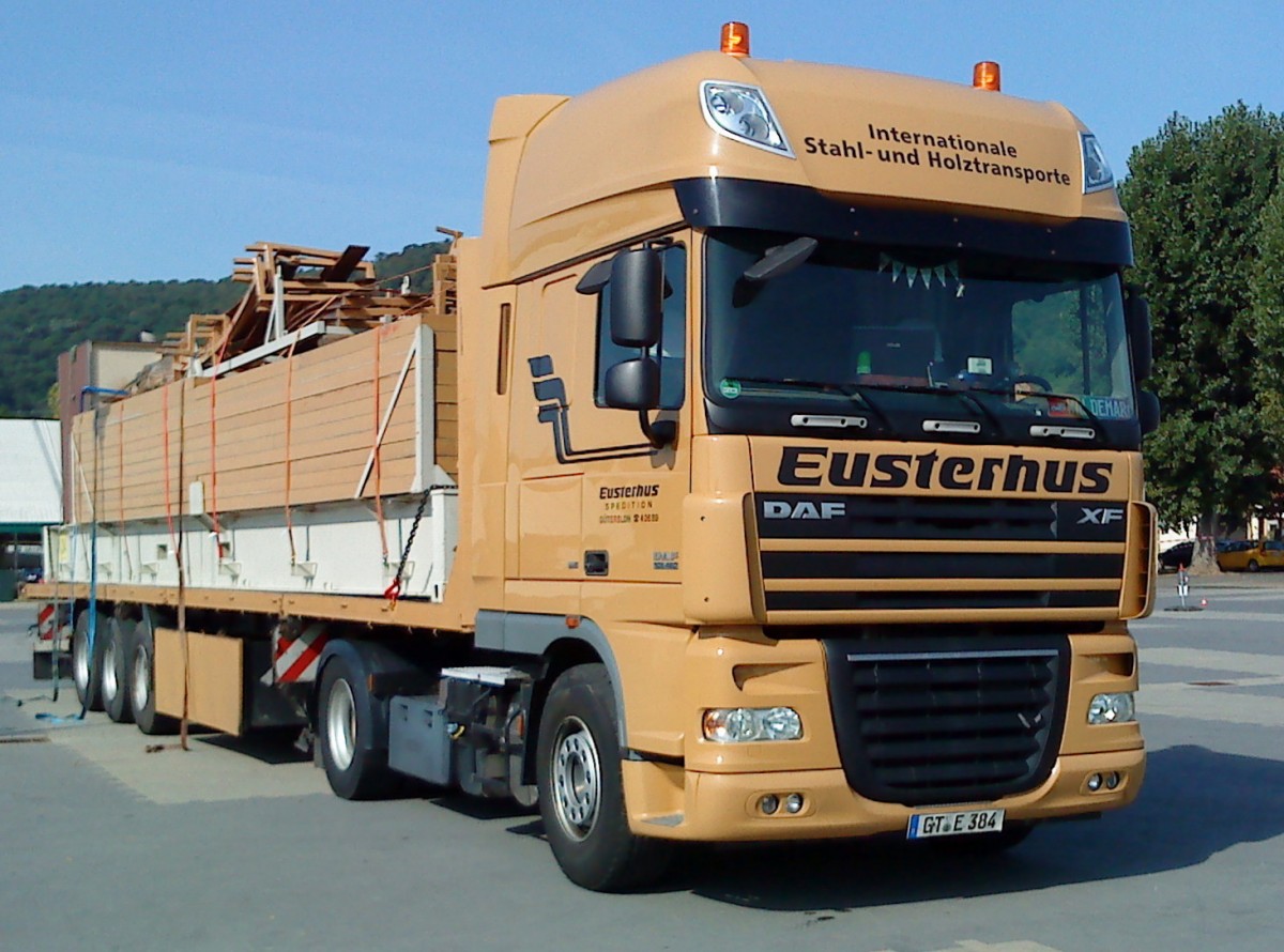 LKW DAF XF SZM mit Langmaterialauflieger auf dem Wurstmarktgelnde in Bad Drkheim am 23.08.2013