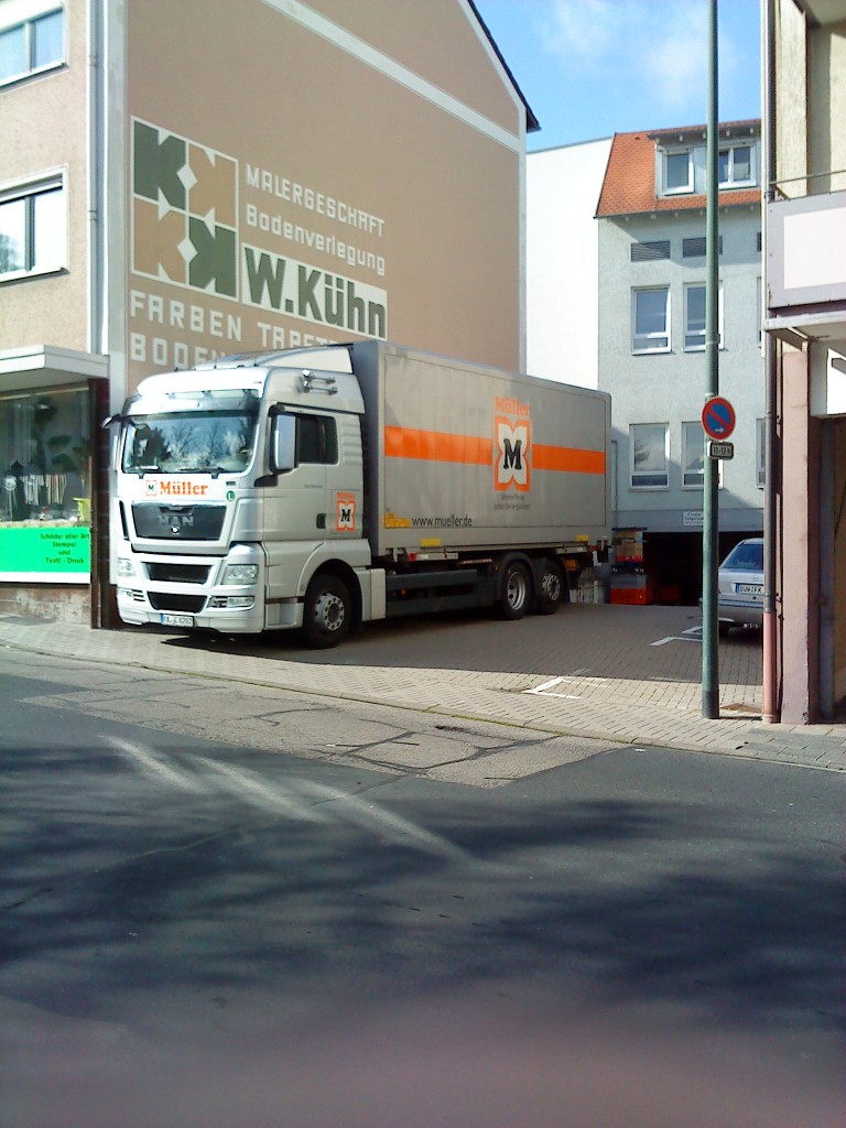 LKW MAN 18.400 Fahrwerkschaqssis mit Kofferaufbau der Drogeriekette Mller in Bad Drkheim am 18.09.2013