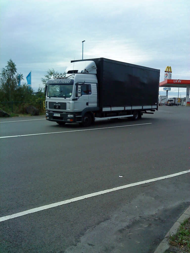 LKW MAN Chassis mit Pritsche-Planen-Aufbau der Spedition Qudimex auf dem Autohof in Grnstadt am 04.09.2013