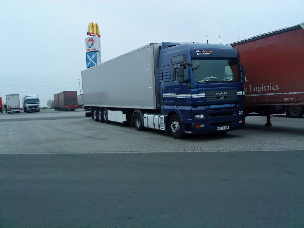 LKW MAN SZM mit Khlkofferauflieger auf dem Autohof in Grnstadt am 19.11.2013