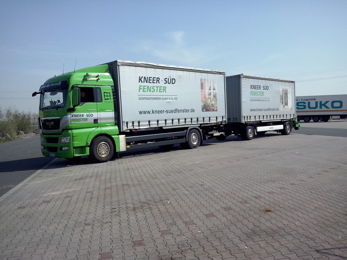 LKW MAN TGX 18.440 Hngerzug mit Pritsche-Planen-Aufbau der Firma Kneer Sdfensterwerk gesehen auf dem Autohof Grnstadt am 16.04.2014