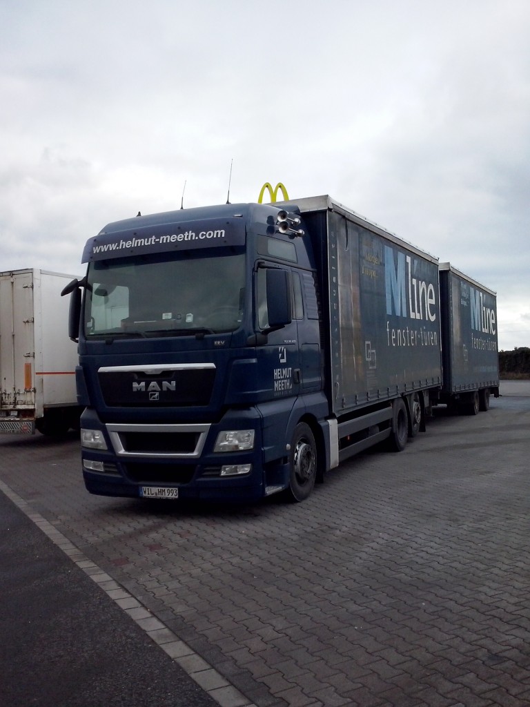 LKW MAN TGX Hngerzug der Firma Helmut Meeth GmbH & Co. KG gesehen auf dem Autohof in Grnstadt am 11.02.2014