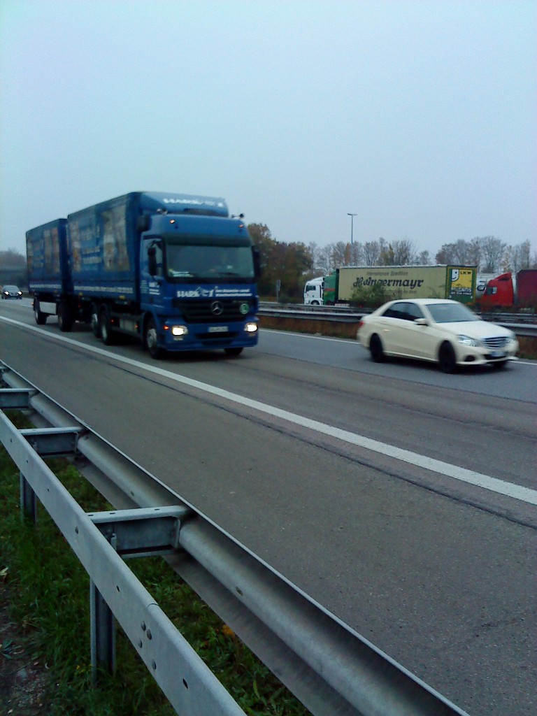 LKW Mercedes-Benz 2541 Gliederzug mit Pritsche-Planen-Aufbau auf der A 61 beim Rasthof Dannstadt am 19.11.2013