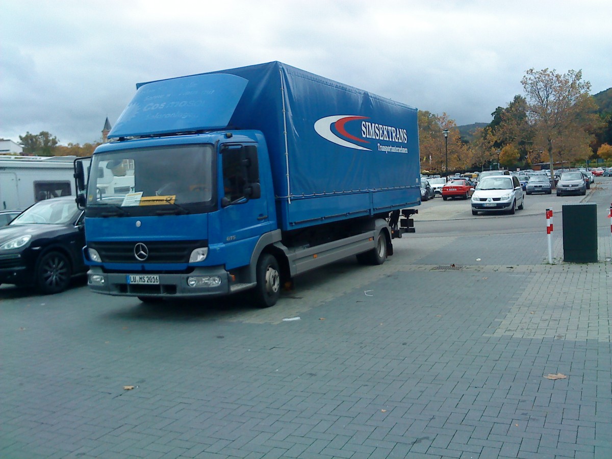 LKW Mercedes-Benz 815 mit Planenaufbau auf dem Wurstmarktgelnde in Bad Drkheim am 24.10.2013