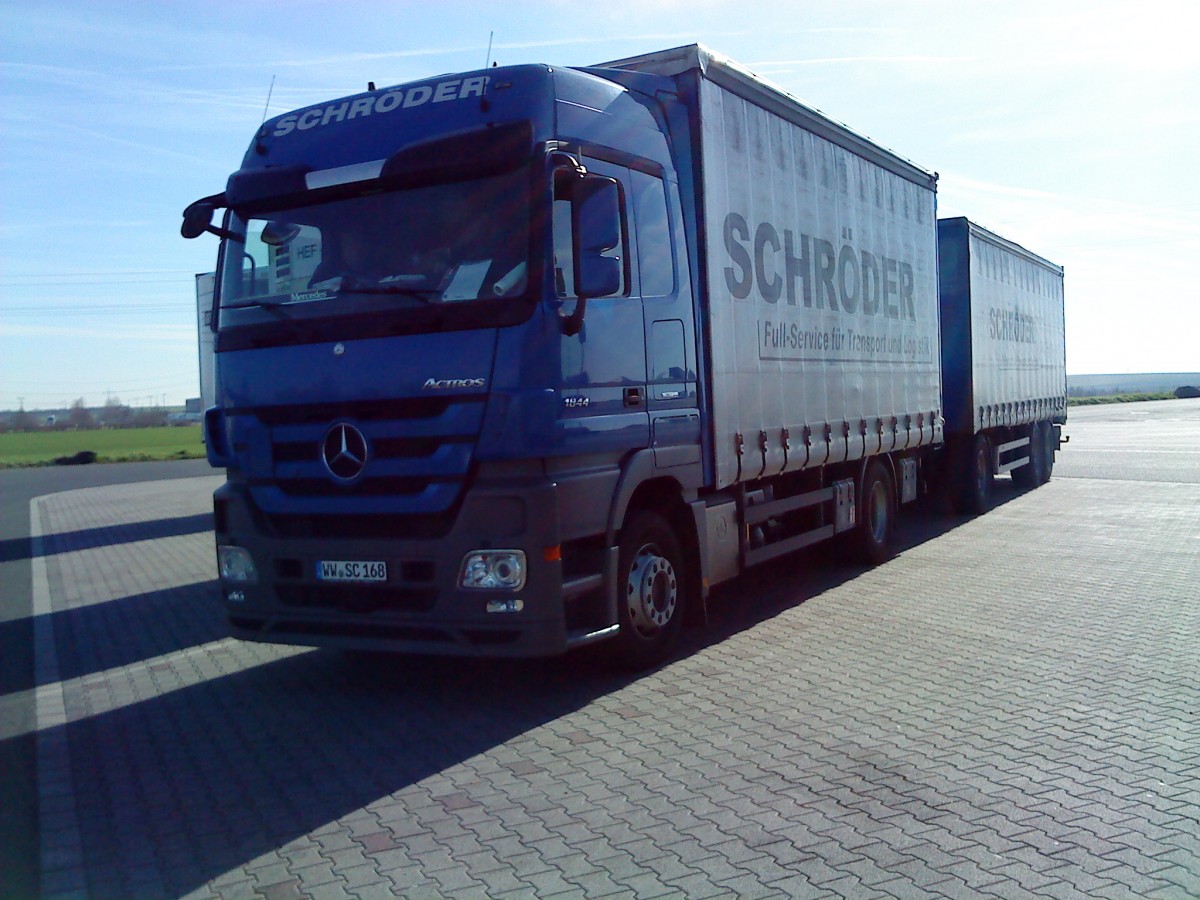 LKW Mercedes-Benz Actros 1844 Hngerzug mit Pritsche-Planen-Auflieger der Spedition Schrder gesehen auf dem Autohof in Grnstadt am 20.03.2014