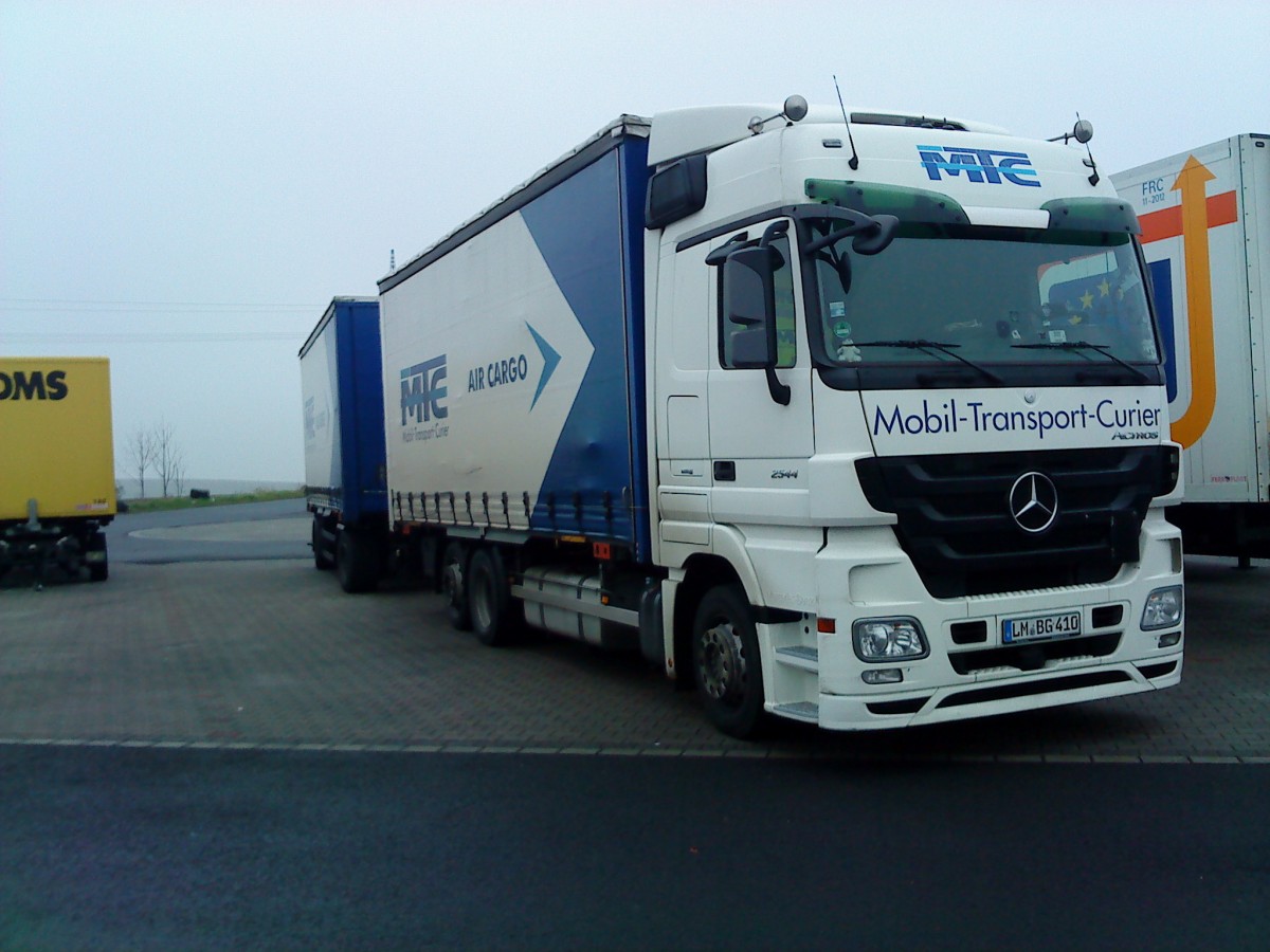 LKW Mercedes-Benz Actros 2544 Hngerzug der Spedition Mobil-Transport-Curier Elz auf dem Autohof in Grnstadt am 11.12.2013