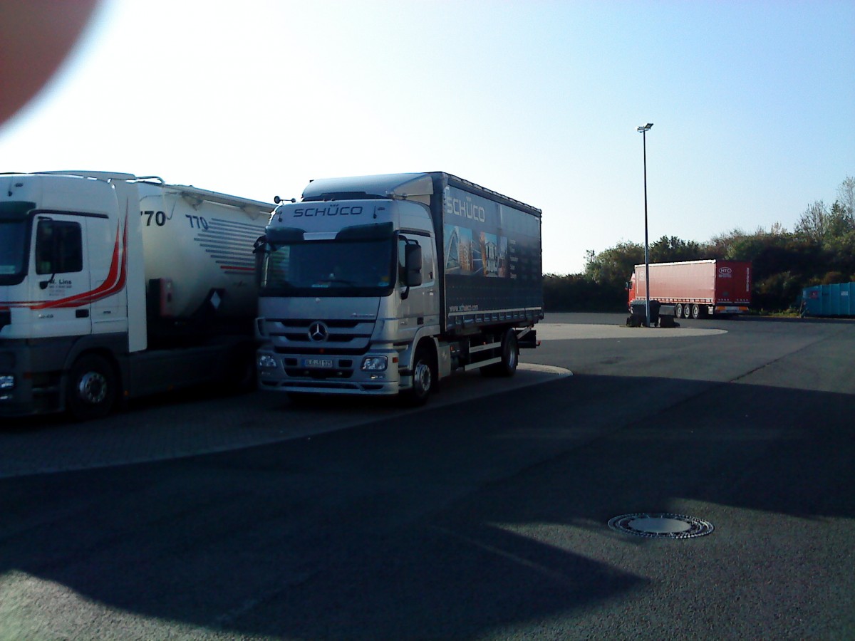 LKW Mercedes-Benz Actros mit Pritsche-Planen-Aufbau der Firma Schco auf dem Autohof in Grnstadt am 31.10.2013