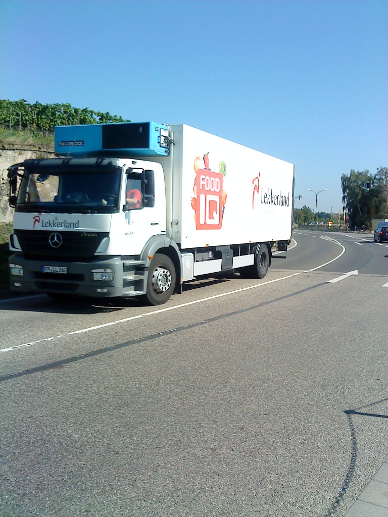 LKW Mercedes-Benz Axor Chassis mit Khlkofferaufbau auf dem Weg zum nchsten Kunden in Bad Drkheim am 18.09.2013