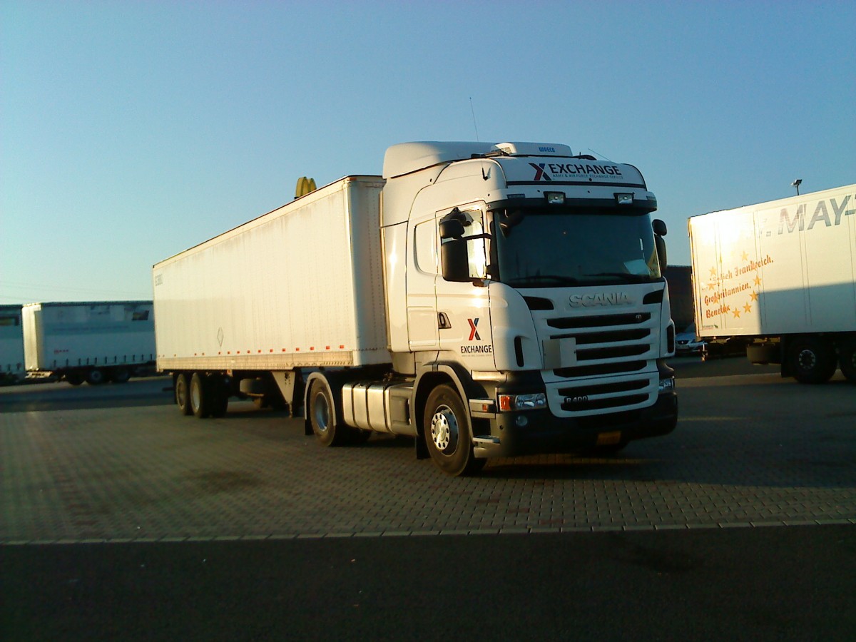 LKW Scania R 460 mit Khlkofferauflieger der Firma Exchange auf dem Autohof in Grnstadt am 18.09.2013